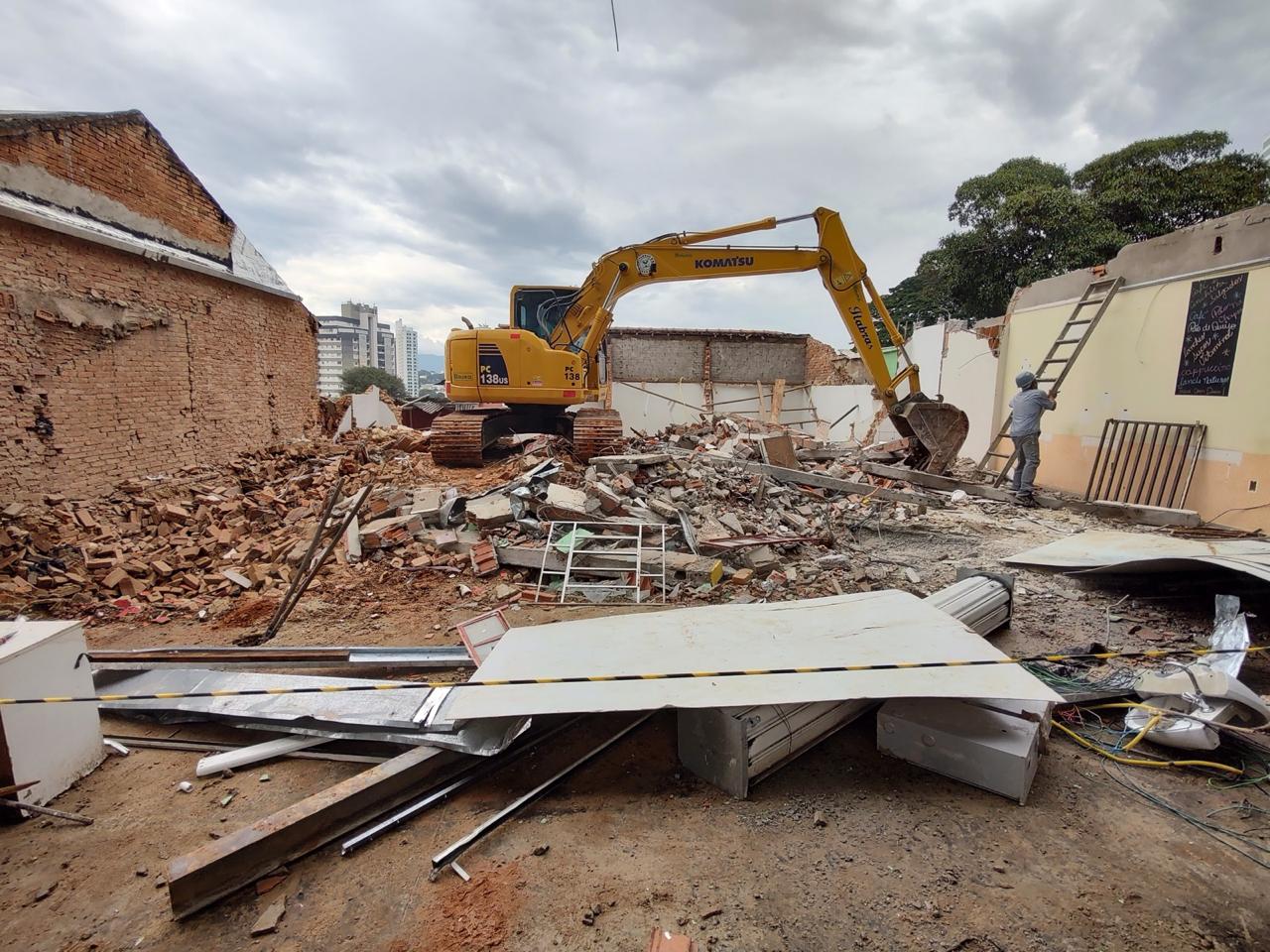 Demolição mecanizada com retroescavadeira em Campinas